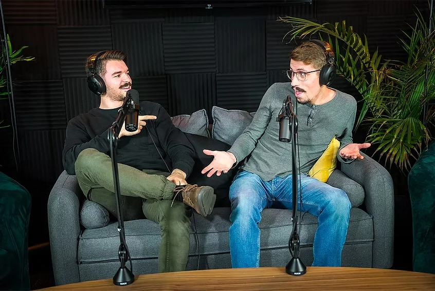 Les cofondateurs de 20Cent Media en studio podcast, micros professionnels et casques
